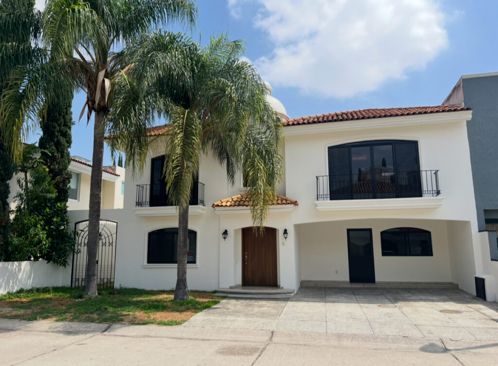 CASA EN VENTA JARDIN REAL COTO 8 ZONA REAL